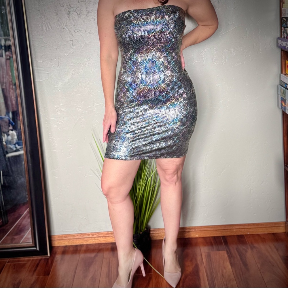 Finesse Strapless Iridescent Snakeskin Print Stretchy Bodycon Dress